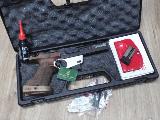 Benelli MP 90 S Pistolet de sport petit calibre (ISSF) en 22 long rifle, plaquette anatomiques bois de droitier, arme vendue avec ses deux magasins et dans sa...