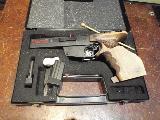 Benelli MP 95 E Pistolet de sport petit calibre (ISSF) en 22 long rifle, plaquette anatomiques bois de droitier, arme vendue avec deux...