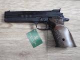 Beretta 89 Pistolet de sport, poign�es bois droitier, deuxi�me magasin, dans sa bo�te...