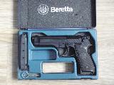 Beretta 92FS Un Beretta 92FS, tout beau et presque tout neuf, dans sa bote d'origine avec un magasin...
