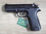 Beretta Px4 Storm Beretta a sorti ce modèle à canon rotatif (concept de Steyr) pour entrer dans le monde des armes en matériaux composites (concept Glock). capacité 17+1, petit rail pica pour une lampe, visée fixe, boîte d'origine avec trois magasins supplémentaires, arme en double...