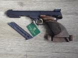 Browning International II Pistolet de sport en 22lr, vis�e microm�trique, crosse ergonomique droitier, vendu avec sa bo�te d'origine et un magasin...