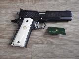 Colt MK IV Series 70 Tr�s beau Colt MkIV s�rie 70 GOLDCUP NATIONAL MATCH, avec des plaquettes de crosse en... Ivoire ! La question est de savoir ce qui est l'objet le plus probl�matique lorsque l'on veut passer la douane... Une arme, ou des crosses en Ivoire ?! Tr�s belle pi�ce, dans sa bo�te d'origine et avec un �tui cuir....