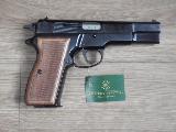 FEG GP35 Copie du FN GP35, un tr�s bon pistolet en 9 para � petit prix, vis�e fixe, plaquettes...