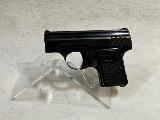 FN Herstal Baby Très petit pistolet du début du siècle dernier, fiable, visée fixe, simple action, sécurité sur côté gauche, tout acier, plaquettes de crosse d'origine en...