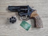 FN Herstal Barracuda Eh oui, FN a aussi fait des revolvers... Tr�s jolie pi�ce rare vendue avec un barillet suppl�mentaire en 9Para, avec ses moonclips (une ligne de plus sur le PAA), vis�e fixe, double action, avis aux amateurs...