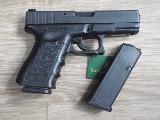 Glock 19C Version compacte du Glock 17, ici de la troisi�me g�n�ration, comme le temps passe ! Avec sa bo�te d'origine et un magasin...