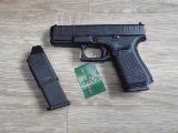 Glock 19 Pistolet compact, Gen 5 MOS, mod�le similaire � celui utilis� par la police (notamment genevoise), capacit� 15+1, rail de fixation pour lampe ou laser, organes de vis�e fixes, le tout dans sa bo�te d'origine avec un magasin suppl�mentaire, id�al pour agent de s�curit� qui n'est pas encore...
