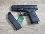 Glock 19 Pistolet compact, Gen 5 MOS, mod�le similaire � celui utilis� par la police (notamment genevoise), capacit� 15+1, rail de fixation pour lampe ou laser, organes de vis�e fixes, le tout dans sa bo�te d'origine avec un magasin suppl�mentaire, id�al pour agent de s�curit� qui n'est pas encore...