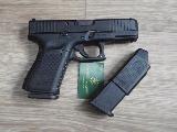 Glock 19 Pistolet compact, Gen 5 MOS, mod�le similaire � celui utilis� par la police (notamment genevoise), capacit� 15+1, rail de fixation pour lampe ou laser, organes de vis�e fixes, le tout dans sa bo�te d'origine avec un magasin suppl�mentaire, id�al pour agent de s�curit� qui n'est pas encore...