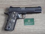 Kimber 1911 Sur une base de Colt 1911, fabriqué par Kimber, pistolet en 45 ACP, simple action, tout acier, queue de castor, visée fixe, avec...