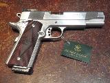 Les Baer Custom Premier II Heavy Frame Magnifique 45, driv du clbre Colt 1911, entirement en acier inox, extrmement bien ajust (a fait pas bling-bling), plaquettes de crosse en bois, livr avec 4 magasins supplmentaires (total 5), sa boite d'origine et quelques autres accessoires...