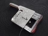MAS - Manufacture d Armes de Saint-Etienne Le Gaulois Pistolet Gaulois premi�re production par la Manufacture Fran�aise d'Armes de Saint-�tienne nomm� Mitrailleuse de poche, le canon est grav� MITRAILLEUSE, le reste de l'arme de fa�on d�corative. Capacit� 5 coups � r�p�tition semi-automatique en calibre 8mm Gaulois, M�canique...