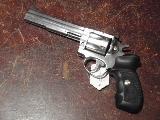Manurhin MR88 Pour concevoir le MR 88, Manurhin a acht la licence du Ruger GP100. Donc un excellent revolver au dpart... sur lequel Manurhin a fait pas mal de modification, et de gros efforts de finition. Un excellent revolver de prcision donc... ou tout simplement une jolie pice de collection pour amateur de mcaniques...