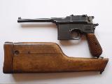 Mauser C96 Souvent appel manche  balais (Broomhandle), le C96 est une arme mythique avec un munition puissante. Bien que produite  des quantits astronomiques par le pass, il n'en reste que peu et trs rares sont les pices dans un tat presque parfait, avec toutes les pices au mme numro, y compris l'tui-crosse en bois...