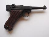 Mauser P08 Dans la série WWII, un Luger (fabriqué par Mauser) de 1942, au même numéro, y compris le magasin, avec le canard à pédale, sans étui ni magasin supplémentaire, mais belle pièce de plus en plus rare, avis aux...