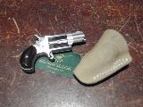 NAA - North American Arms Revolver Tout, mais tout petit revolver en 22LR, 5 coups, simple action, tout inox, vendu avec un tui...