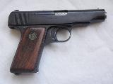 Ortgies & Co. Pistolet Petit 7.65, celui-ci est un Ortgies, avec des poignes de crosse en...