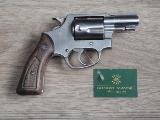 Rossi B21 Petit revolver de 6 coups en 38 sp�cial (pas 357mag), tout inox, petit canon, vis�e fixe, crosse SB (square butt) en bois. Dans un �tat irr�prochable...