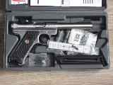 Ruger MK III Comme le classique MKII , mais c'est un MKIII, toujours en 22lr, tout inox, hausse micromtrique, simple action, avec un magasin supplmentaire, le tout dans sa boite...