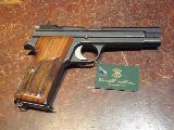 SIG P210 P210, simple action, verrou du magasin au talon de la crosse, poignes en bois, organes de vise fixes, attention, c'est un 7.65 Para, une merveille pour faire des points...