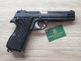 SIG P210 P210, simple action, verrou du magasin au talon de la crosse, poignes en bois, organes de vise fixes, arme vendue avec son tui...