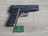 SIG P220 Arme d'ordonnance suisse (A), double action, levier de d�sarmement du chien, vis�e fixe, capacit� 9+1, plaquettes de crosse d'origine, arme vendue avec son �tui cuir, un magasin suppl�mentaire et son...