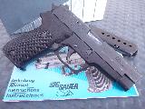 Sig Sauer P220-1 Superbe Sig Sauer P220-1, ''Made in Germany'', en calibre .45ACP,  l'tat de collection (dans sa boite d'origine, avec manuel et 2e magasin). Un ''must'' pour toute collection de Sig Sauer qui se respecte, mais galement une autre faon d'apprcier le tir au calibre .45. Possibilit de l'essayer avant d'acheter....