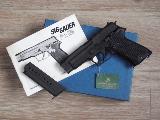 Sig Sauer P220 Dans les premiers mod�les de P220 (P75), avant de la culasse rond, guidon et hausse fixes, double action, levier de d�sarmement, arme vendue avec sa bo�te...