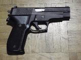Sig Sauer P226 Encore fabriquée W. Germany, achetée neuve en 1995, très peu tiré (environ 500 coups), pour les grandes mains, capacité 15+1 avec 1 magasin supplémentaire (MEG-GAR), plaquettes en plastique d'origine, très bonne arme de service pour agent de sécurité, arme de sport pour les tirs à l'arme d'ordonnance (en Suisse),...