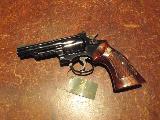 Smith & Wesson 19-3 Très joli revolver en 357 Magnum, six coups, canon de 4 pouces, double action, visée micrométrique et crosse en...