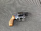 Smith & Wesson 34-1 Sympathique petit revolver de petit calibre, poignée bois d’origine, boîte d’origine. Pour les collectionneurs ou pour qui n’aime pas être...