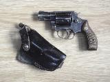 Smith & Wesson 36 Le bon vieux Chief de Smith&Wesson, 5 coups en 38 spcial, canon de deux pouces viss et goupill, vise fixe, double action, poigne bois d'origine et d'poque, attention, celui-ci a certainement t port, la modification classique pour rendre le chien moins crochu est faite (chien...
