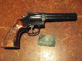 Smith & Wesson 586 Certainement une des plus belle silhouette de revolver, canon lourd de 6 pouces, plaquettes bois, visée micro, six coups en 357...