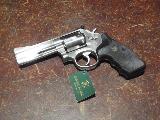 Smith & Wesson 686-2 Revolver de six coups en 357 Magnum avec un canon de 4 pouces lourd, double action, hausse micrométrique, crosses Patchmayr et boît d'origine, tout...