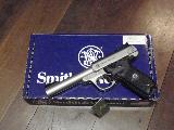 Smith & Wesson SW22 Victory Pistolet de sport d'entrée de gamme en 22lr, inox, vendu dans sa boîte...