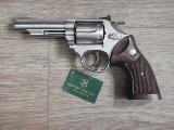 Taurus 357mag Revolver 357 magnum de Taurus, canon de 4 pouces, nickel�, vis� microm�trique et crosse en...
