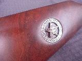 Winchester Repeating Arms Mle 94 Commemorative Texas Rangers Superbe carabine Winchester ''Commemorative'',  la gloire des Texas Rangers, pour le 150e anniversaire de la cration de l'unit. Srie spciale de seulement 5000 exemplaires. Avec une dcoration sobre et de bon got: l'toile des Texas Rangers incruste dans la...